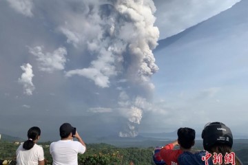 菲律宾火山爆发浓烟直冲云霄民众淡定摄影