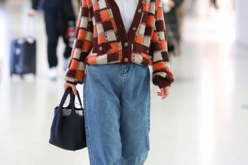 吴昕机场造型太美了毛衣搭牛仔裤新鲜温顺瘦下来穿得好时尚