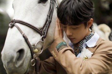 肖战大片上线西装调配丝巾变身白马骑士