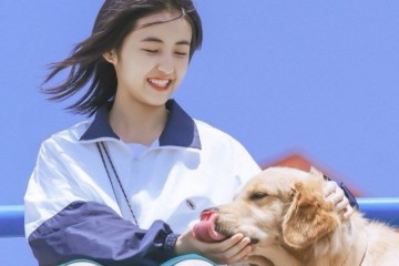 00后张子枫参与艺考扎丸子头现身考场笑容满面显轻松