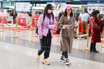 43岁赵薇真敢穿穿羽绒服走机场不行还配了老爹鞋土味变时髦