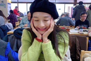 江疏影旅行私服更新绿毛衣牛仔裤配毛绒大衣青春活力