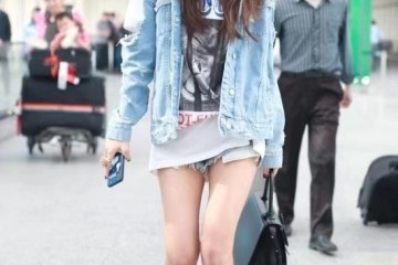 安以轩时尚品尝真不赖牛仔外套配长T红袜子配凉鞋时尚爆了