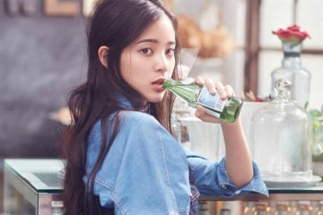 欧阳娜娜姐姐晒三姐妹与父合照爸爸站C位遭女儿戏弄左拥右抱