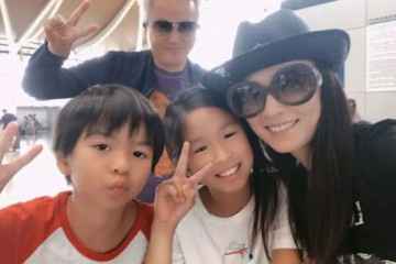 张庭一家四口同框两娃完美避开妈妈美貌林瑞阳奶奶感更强了