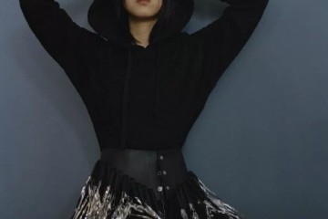 张子枫黑色穿搭美出新高度黑色卫衣调配流苏裙化身酷女孩