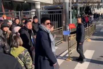 霍思燕现身春晚排演穿风衣配棉鞋星味不再谢娜大袄抄手接地气