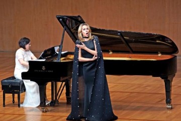 首席普契尼女高音奥博莱斯她比幻想中风趣