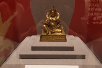 寻觅分藏在上博不同展厅的吐宝鼠等五件鼠文物