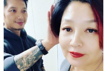 哈文想开了染大红头发涂红唇女儿那么时尚自己也要有新生活