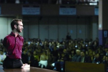 世界上最勉励的男人没有四肢受人讪笑现在身价过亿娶妻生子