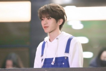 蔡徐坤录制快本卫衣调配背带裤拖鞋竟然穿反了