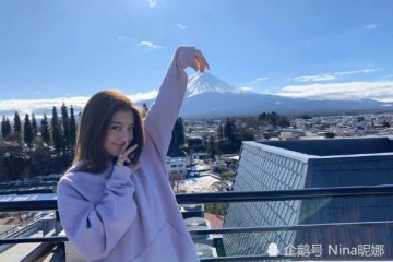 26岁吴千语旅行好奢华穿10300羽绒服去滑雪配耳套卖萌太心爱