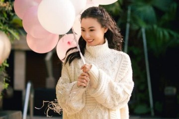 39岁张柏芝不简单裸腿穿毛衣裙就算了不翘二郎腿也敢直坐板凳