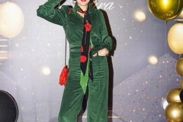 54岁刘嘉玲胖成球穿连体裤系两条腰带不见腰身好身材都P的