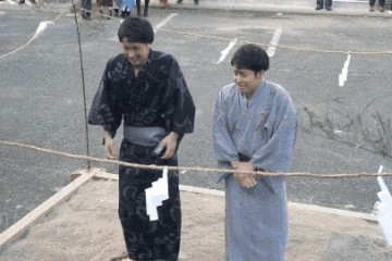 日本办泼水祭新婚男被未婚男狂泼冷水