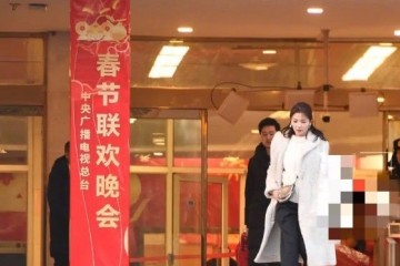 41岁刘涛现身春晚排演现场穿白色大衣太年青网友浅笑好暖