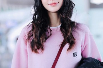 Angelababy抵达上海粉色毛衣调配毛绒帽19500单肩包亮了