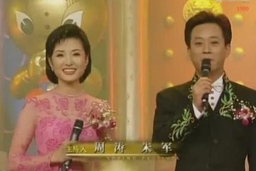 55岁朱军现身某年会穿大衣配衬衫比黄宏还显老真没舞台上精力