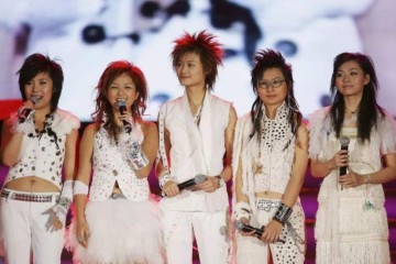 36岁李宇春遇上对的造型师大衣加铅笔裤烂大街却穿出女人味