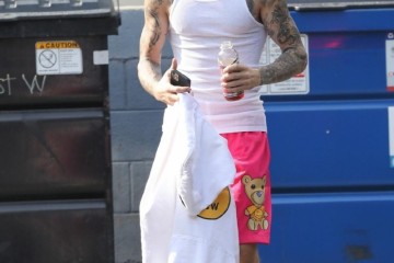 26岁贾斯汀·比伯现身街头健身整整10个月胸肌和手臂线条显着