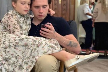 小贝大儿子公然不安分涂红指甲太妖媚白色开衫穿成全场最亮眼