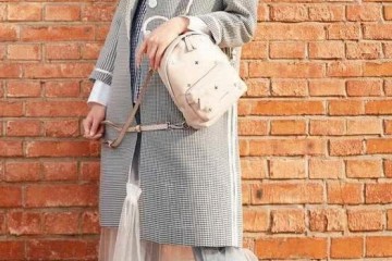 真搞不懂万茜大寒天穿8分裤露一截袜子37岁就戴老花镜啦