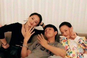 周迅深v衣搭黑丝袜太撩人脸显老但身段饱满和舒淇像两代人