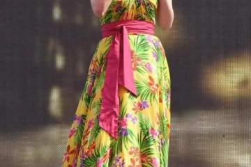 冻龄女神周慧敏也老了抹胸印花连衣裙露脸脸部皱纹好实在