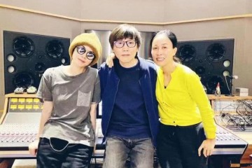 王菲那英同框穿褴褛装T恤小黄帽很减龄