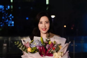 42岁曾黎低沉现身一身潮范儿走机场冻龄女神公然名不虚传