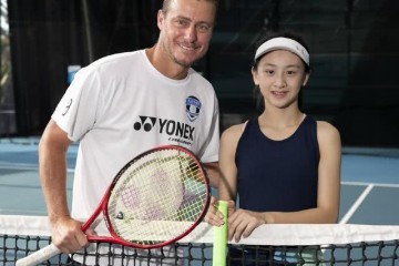 田亮女孩长大了11岁穿网球服挥洒身姿秀出富丽的三角肌