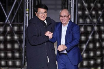 成龙巴黎跨界走秀35年后再同框与李宁高兴握手出其不意