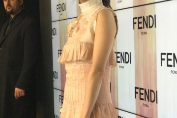 裴秀智状况回春黑色高领衫搭半身裙美丽身形好拔尖