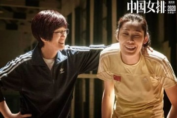 54岁巩俐穿修身运动衫身段冷艳撞上44岁小巩俐气场不输