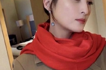 44岁蒋勤勤晒自拍状况年青不显老身段也很女人味