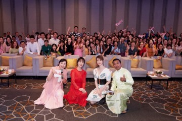 杨紫身穿赤色连衣裙参与活动保存又性感