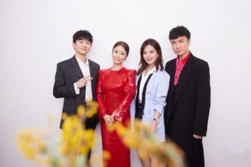 75后林心如风格大变白西装穿出精美OL风细长美腿成最大亮点