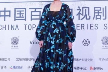 52岁江珊好有气质一袭蓝色碎花长裙华贵高雅风味身段诱人大气