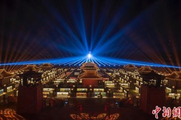 甘肃张掖借声光电炫亮千年九曲黄河灯阵