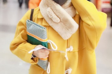 160cm沈月和162cmIU同穿牛角扣大衣究竟谁更甜