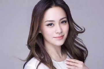 赖弘国为老婆庆生日称她为小公主阿娇腹部微隆紧挨老公露甜笑