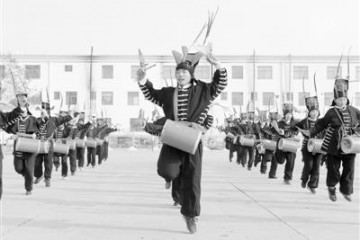 学校敲响非遗攻鼓子