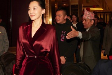 许晴穿绸缎绝了同框明星超模都能才智到真实的气质美