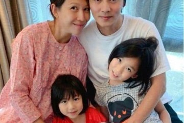 蔡少芬一家5口穿唐装拍拜年全家福2个月小儿子傲娇脸呆萌化了