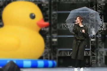 苏慧伦稀有露脸穿军绿色连衣裙配小白鞋49岁冻龄不见老