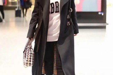 董璇就有中年危机了贴身衣服勒出一圈赘肉穿大衣也遮不住啊