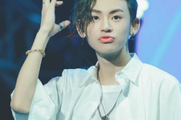 局面大嘻哈小鬼王琳凯全副武装俯首直走获多名安保护驾气势足