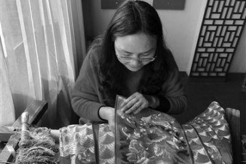 一针一线皆瑰宝苏绣大师赶工两月为女儿绣最美嫁衣