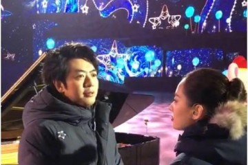 郎朗配偶现身春晚排演吉娜装扮接地气给老公暖价值千万的手